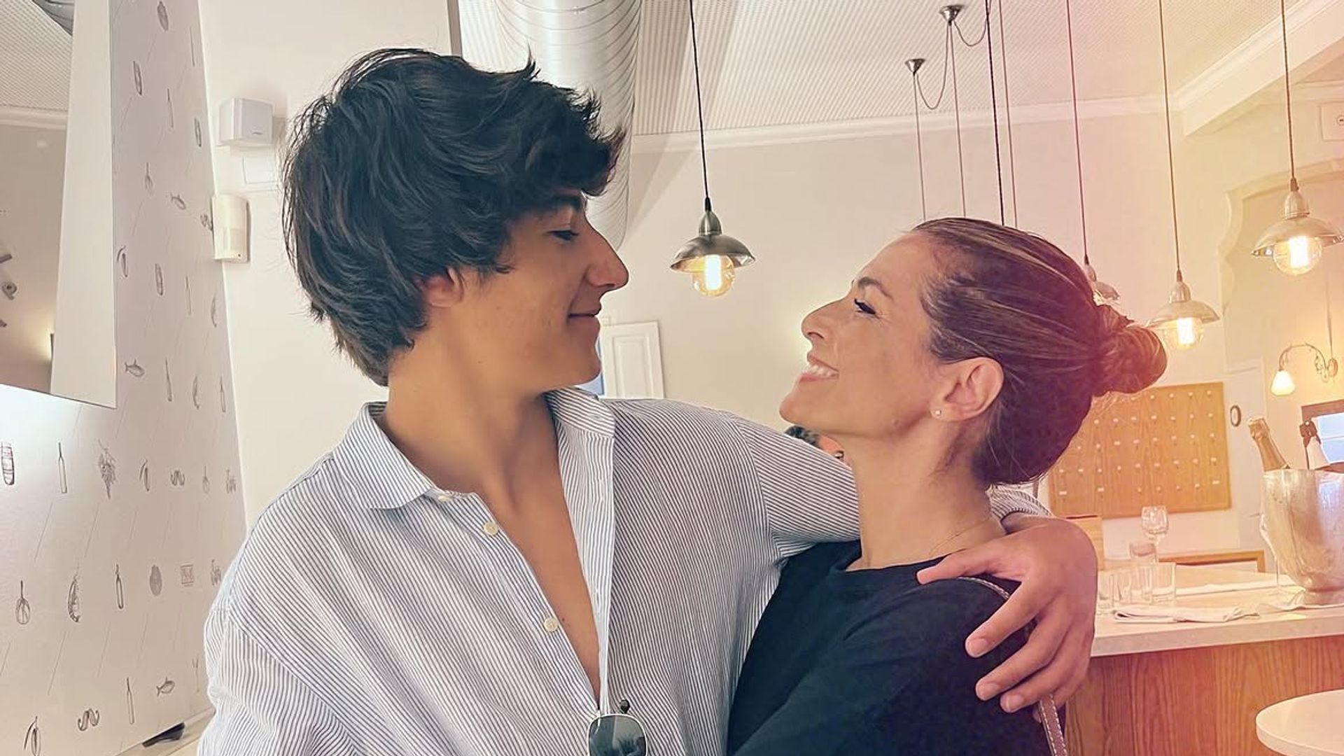 Nuria Roca felicita a su hijo Pau que cumple 20