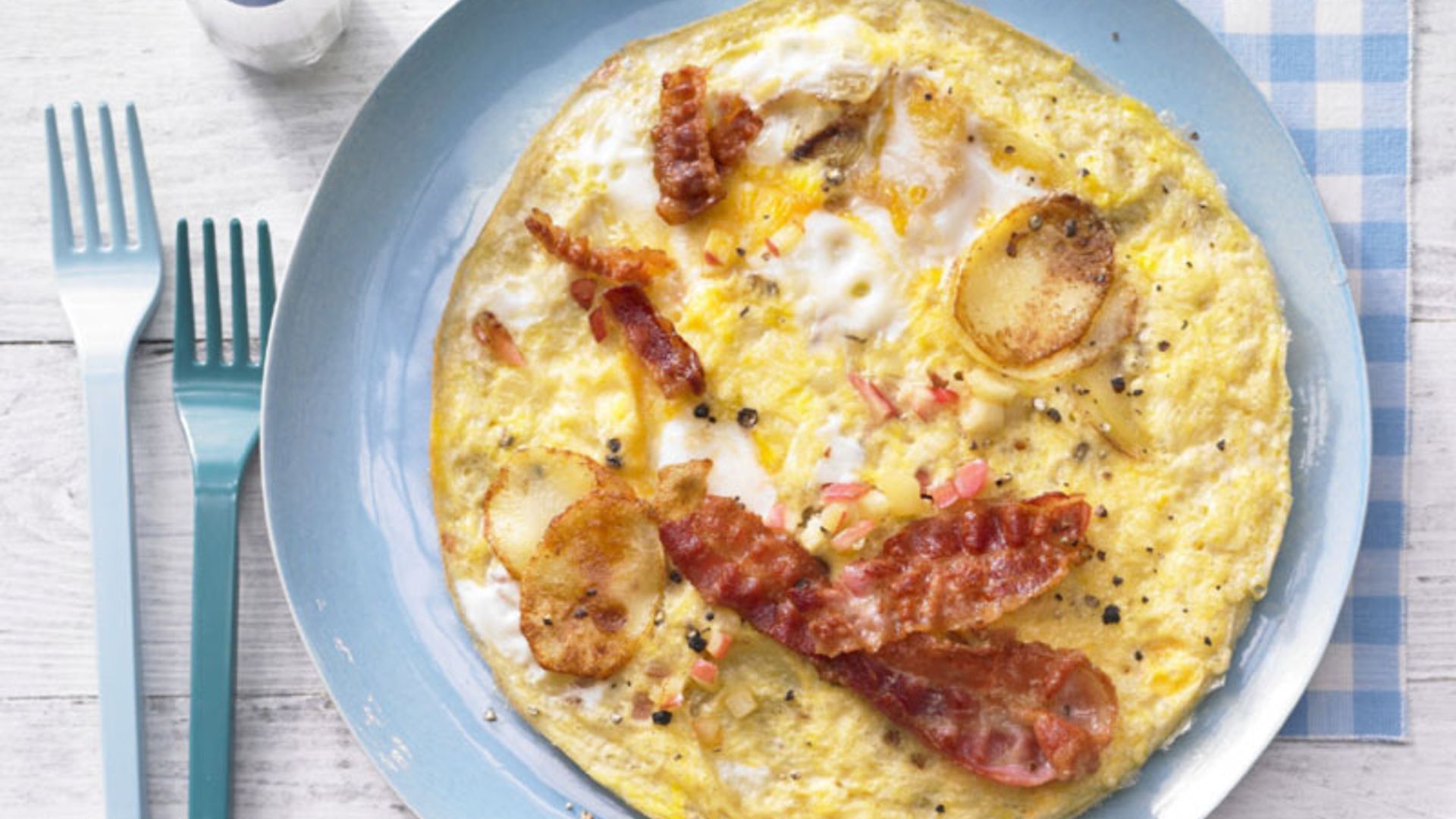 Tortilla vaga de patata, beicon y manzana