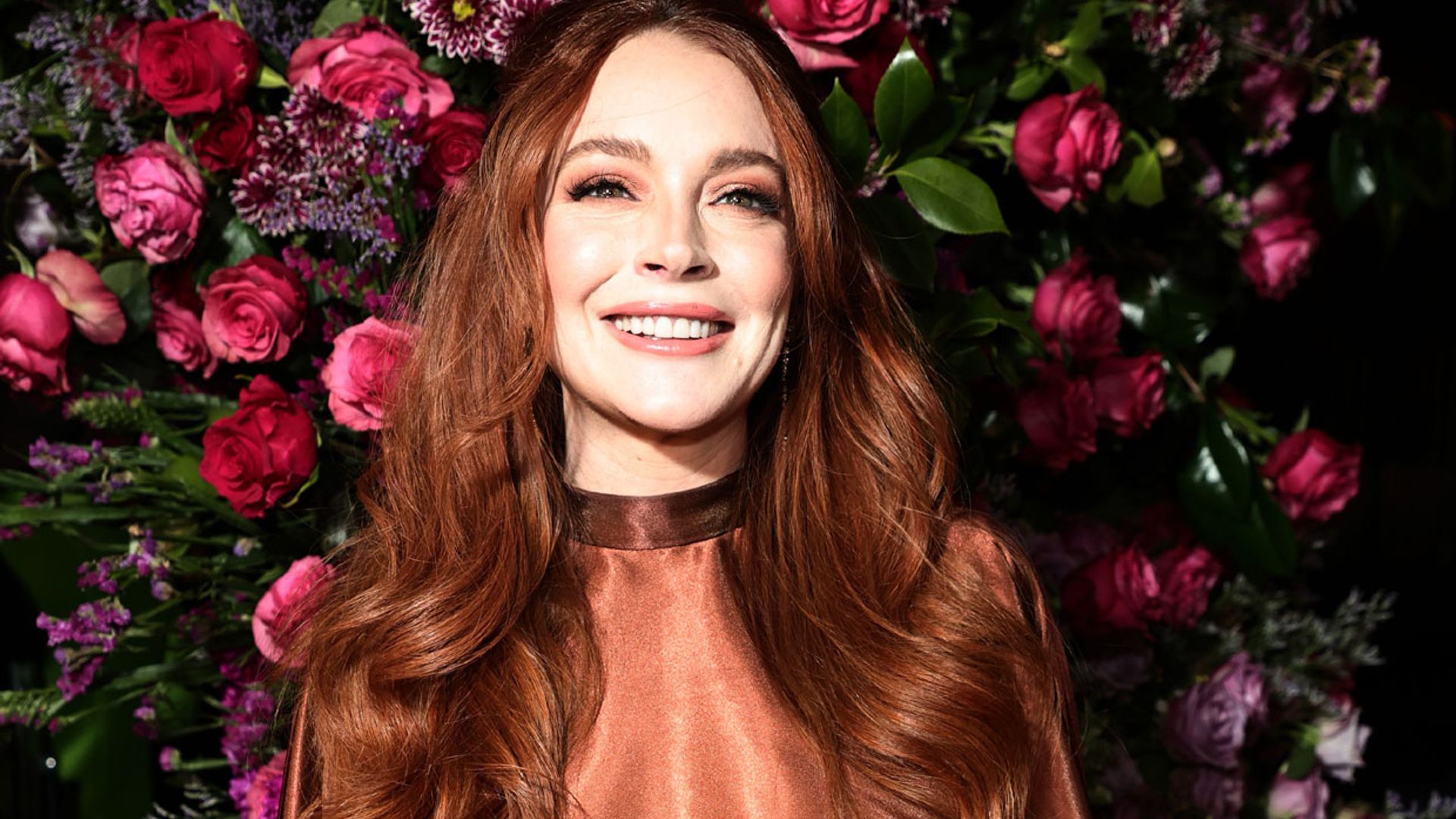 Ficha el nuevo color para invitadas: el cobre satinado del lookazo de Lindsay Lohan