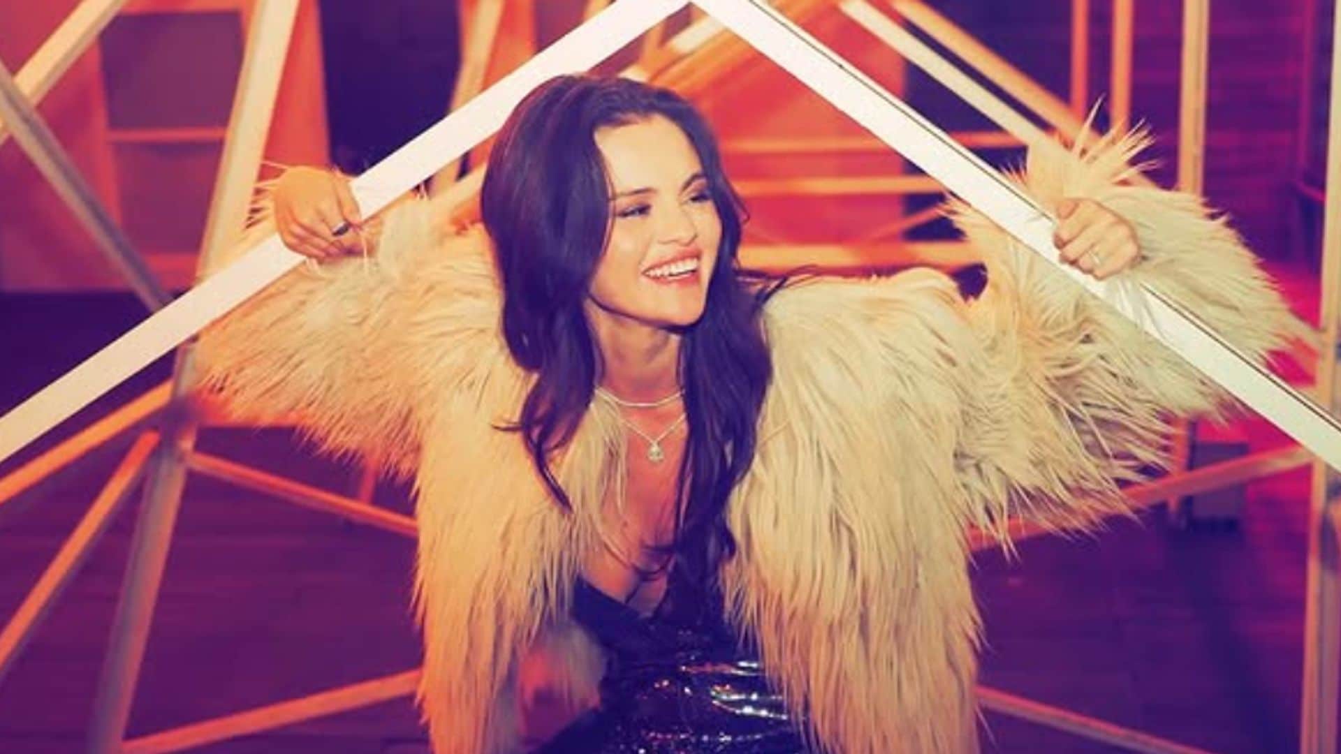 Selena Gomez celebra su cumpleaños con un 'look' memorable de inspiración setentera