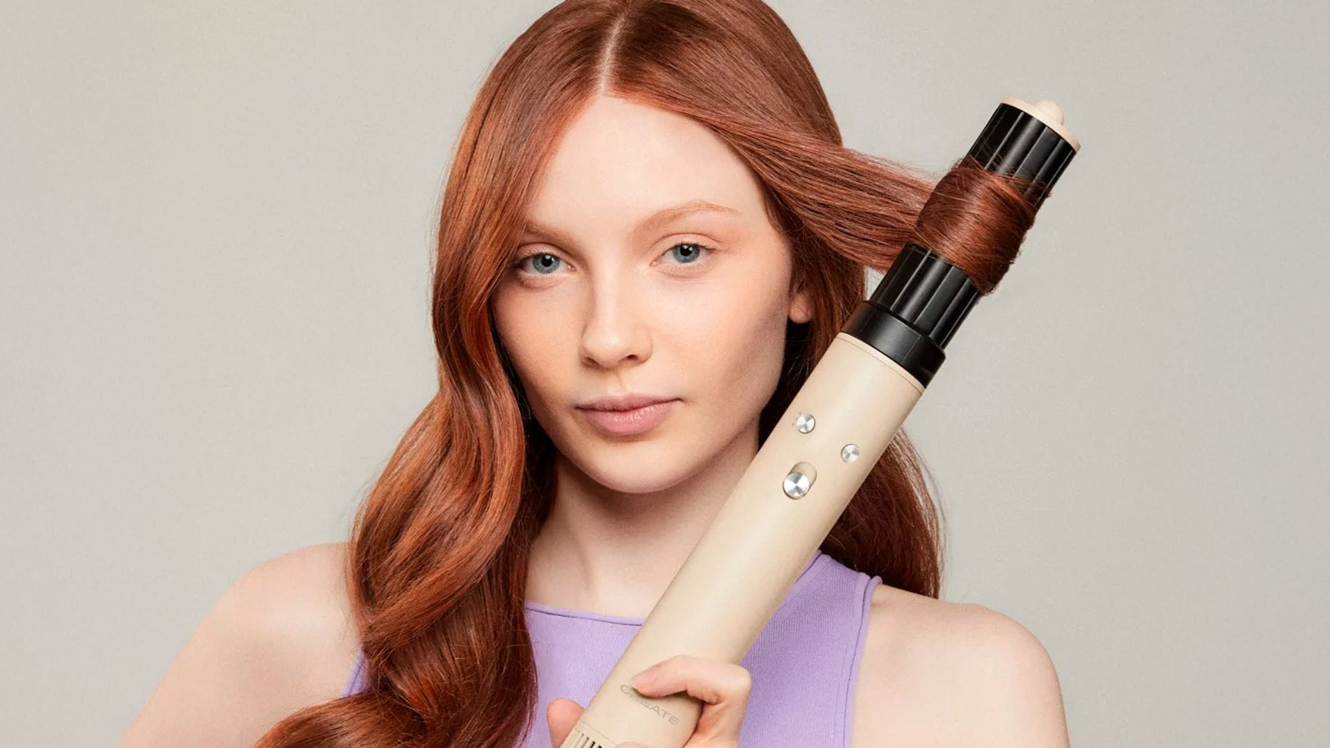 Mujer joven pelirroja peinándose con moldeador de pelo Create Ion Styler Pro