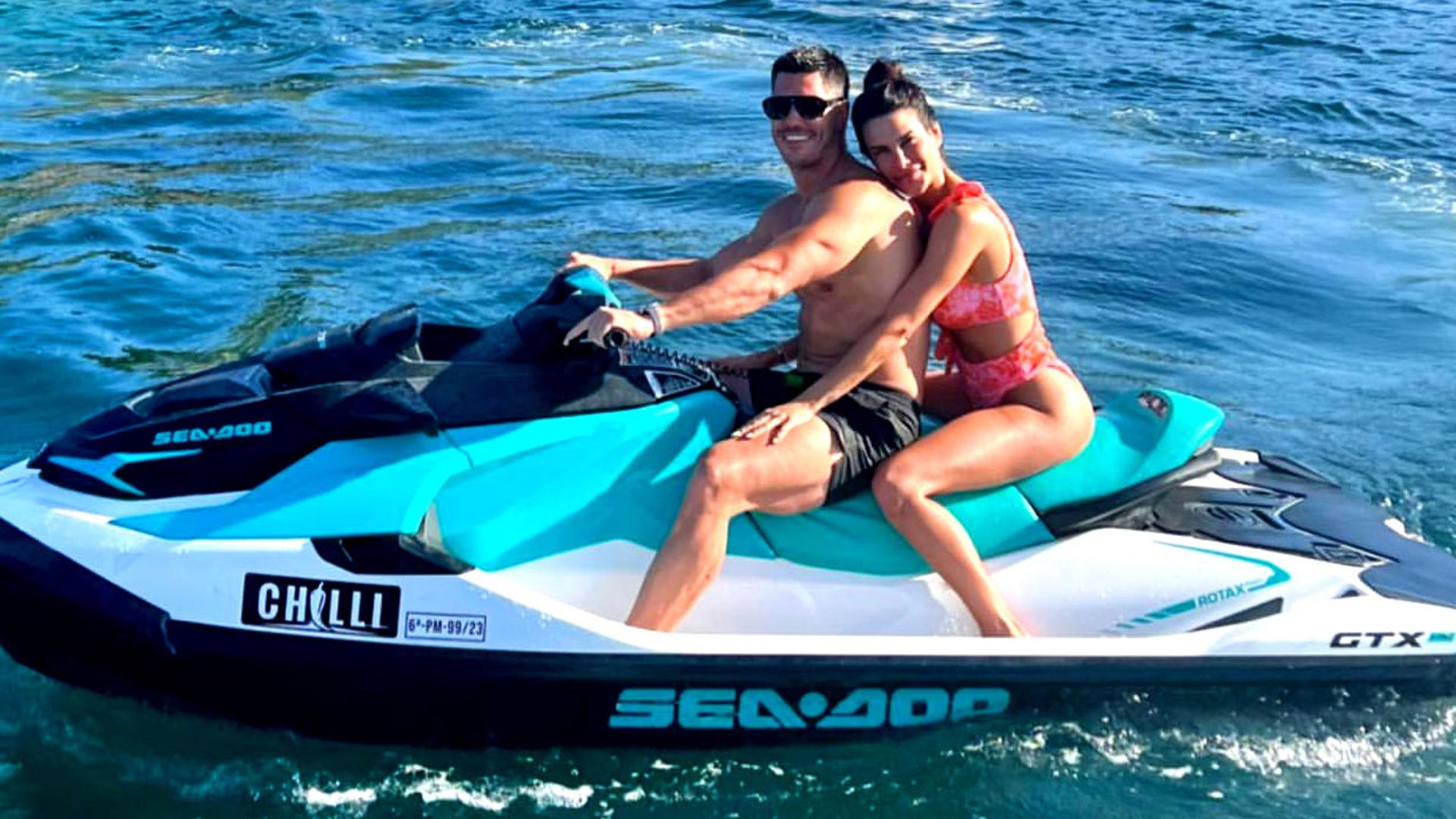 Las espectaculares vacaciones de Carla Barber con su novio, pasión en alta mar subidos ¡a la moto acuática!