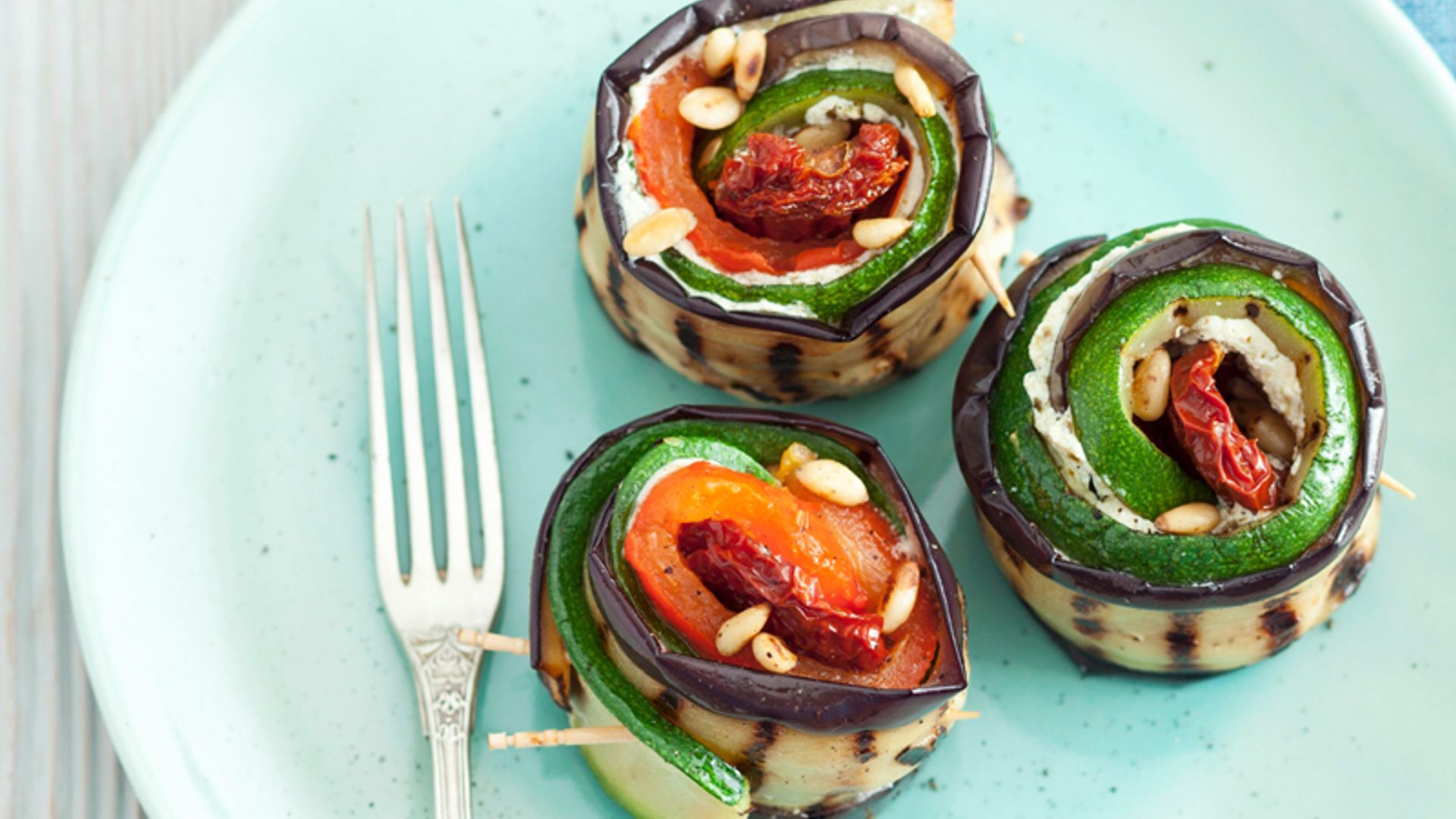 Rollitos de berenjena y calabacín con crema de sésamo