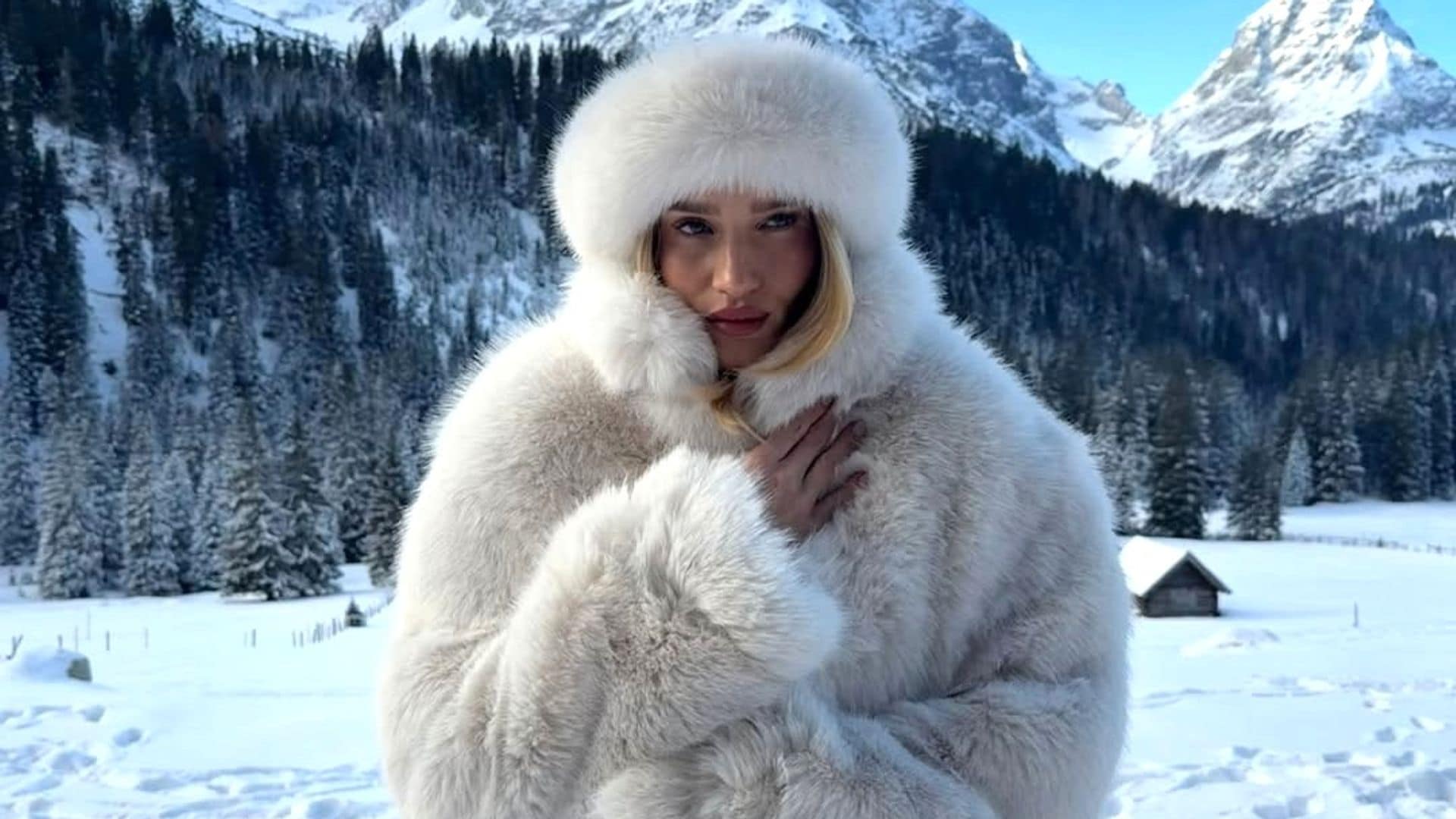 Rosie Huntington-Whiteley posa en bikini en la nieve.