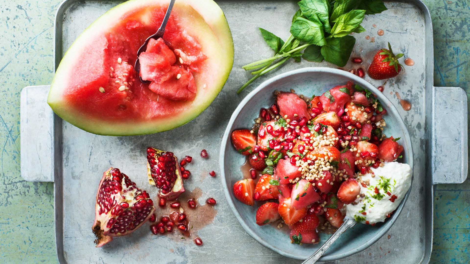 Macedonia de sandía, fresas y granada