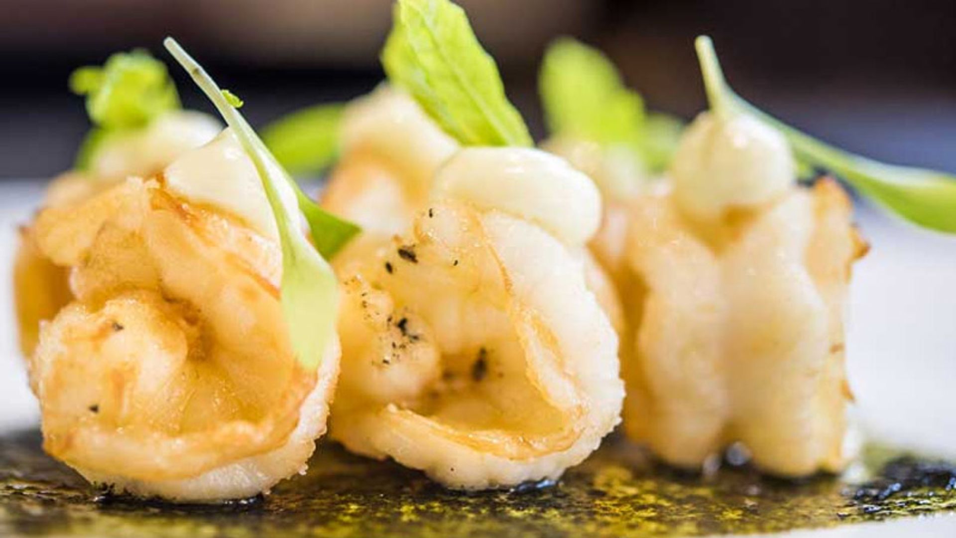 Langostinos fritos con aceite de algo 'Nori' y mahonesa de wasabi