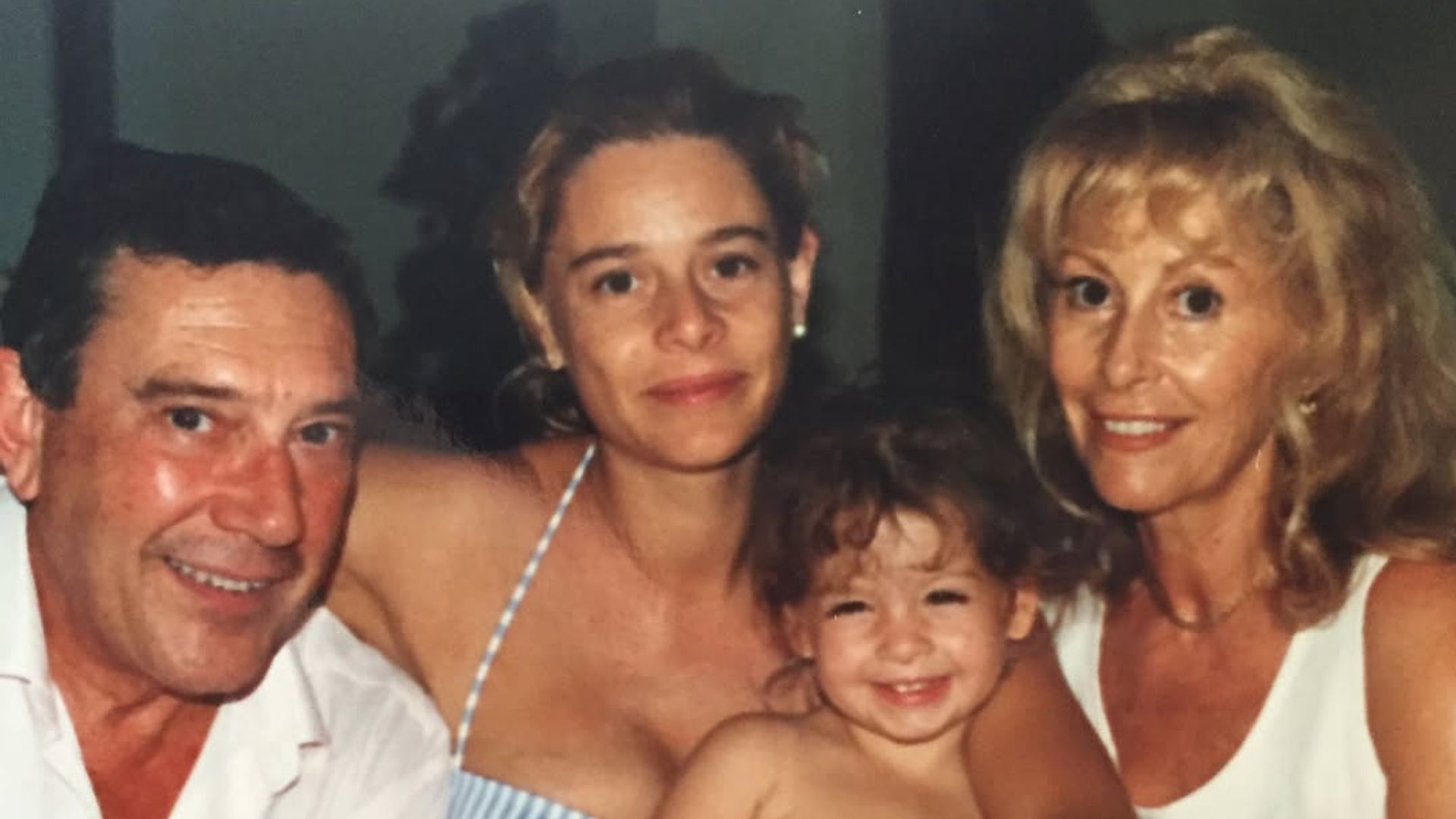 Belén Rueda con sus padres y su hija Belén