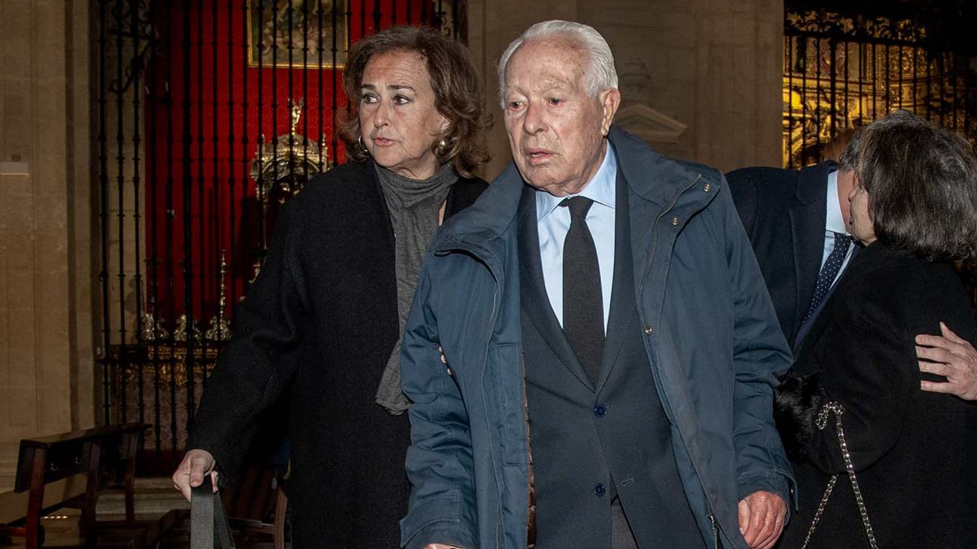 El funeral del periodista Antonio Burgos congrega a amigos como Curro Romero, Carmen Tello y Alfonso Díez