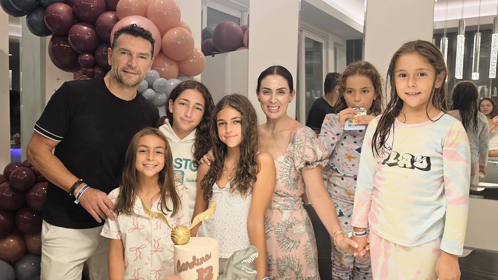 Jacky Bracamontes y Martín Fuentes con sus cinco hijas.