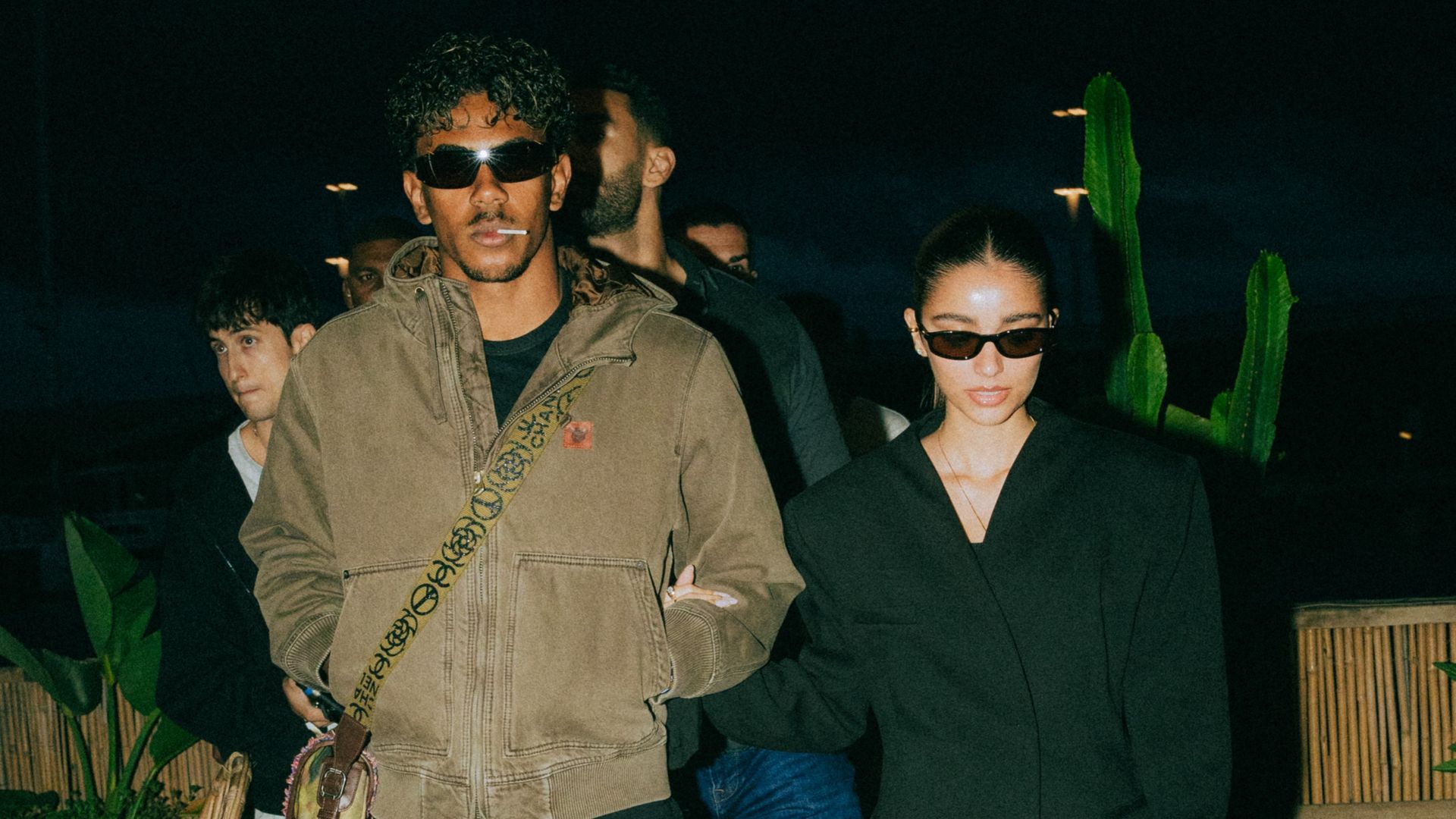 Lamine Yamal e Inés García, muy cómplices caminando juntos.