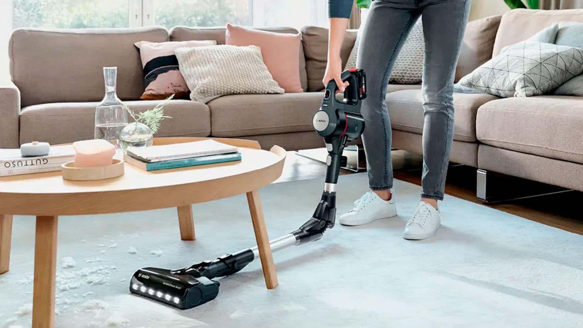 Una mujer pasando una aspiradora Bosch