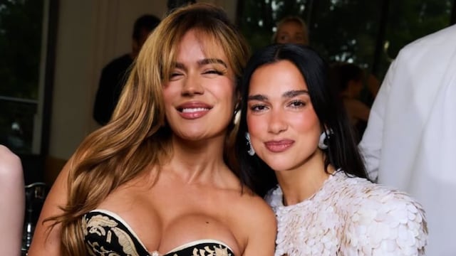 Karol G con Dua Lipa en el front row Schiaparelli