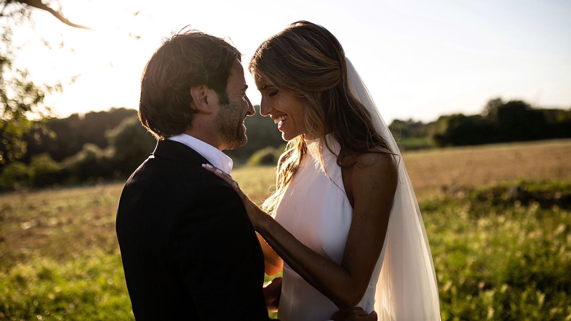 La novia que se casó en la Costa Brava con un vestido sencillo y una espalda de alto impacto