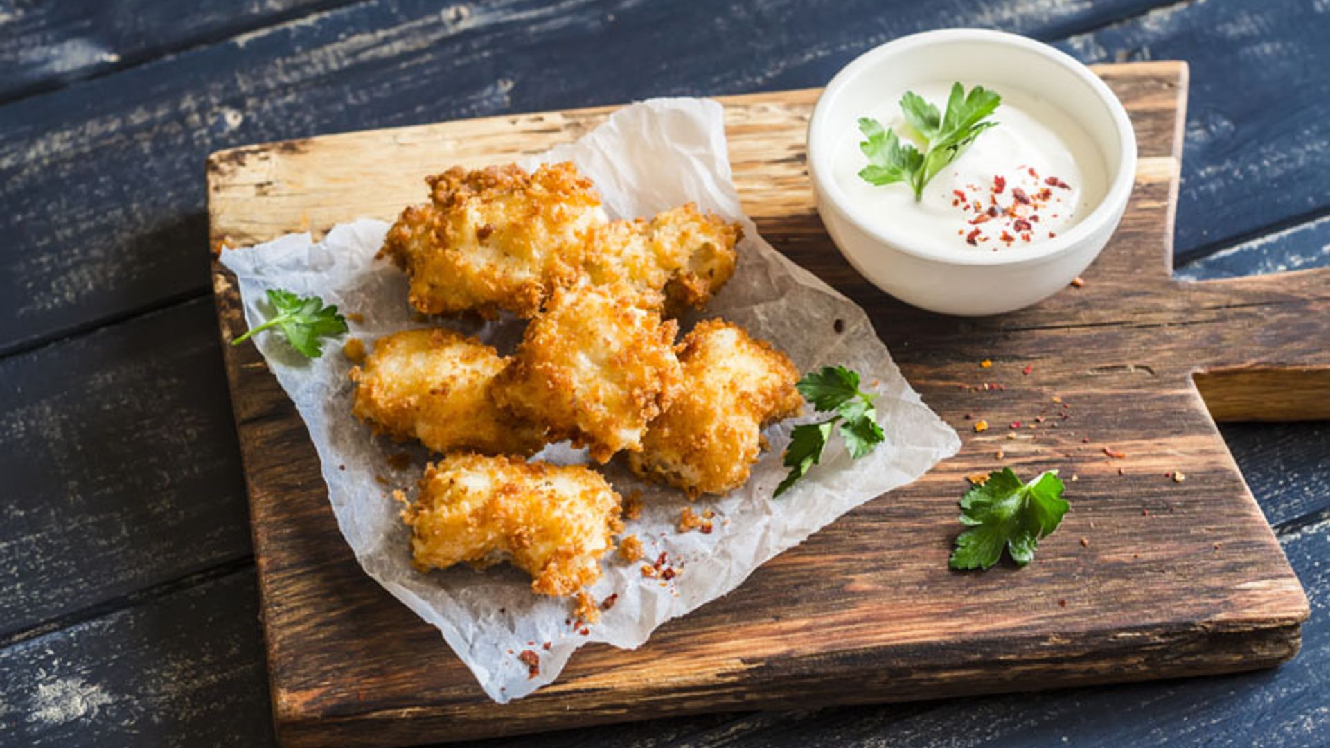 'Nuggets' de pescado con mayonesa al ajo