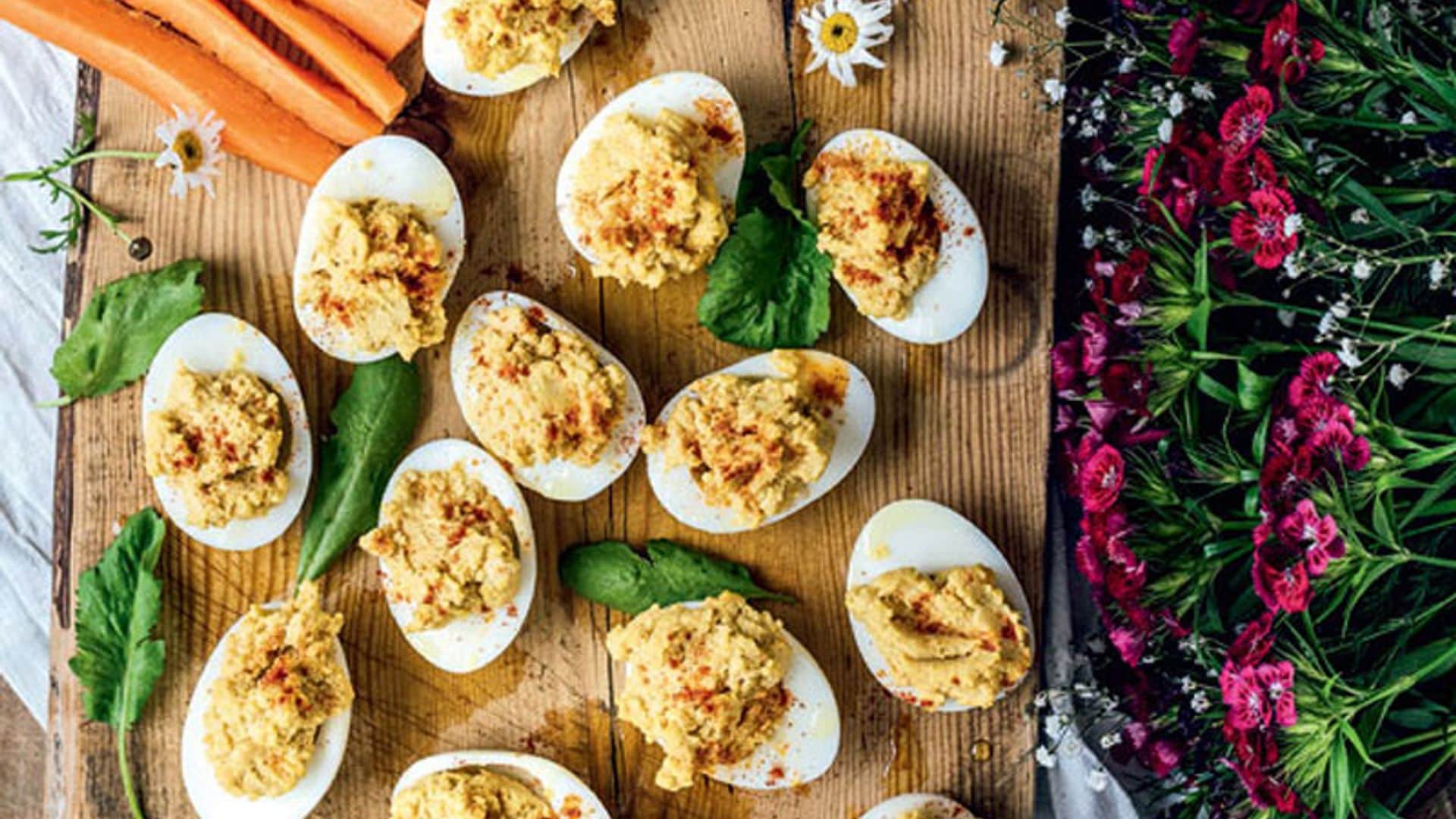 Huevos rellenos de hummus con hortalizas