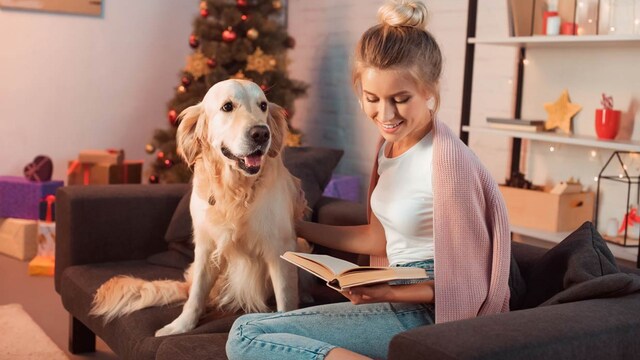 chica con perro en sofa