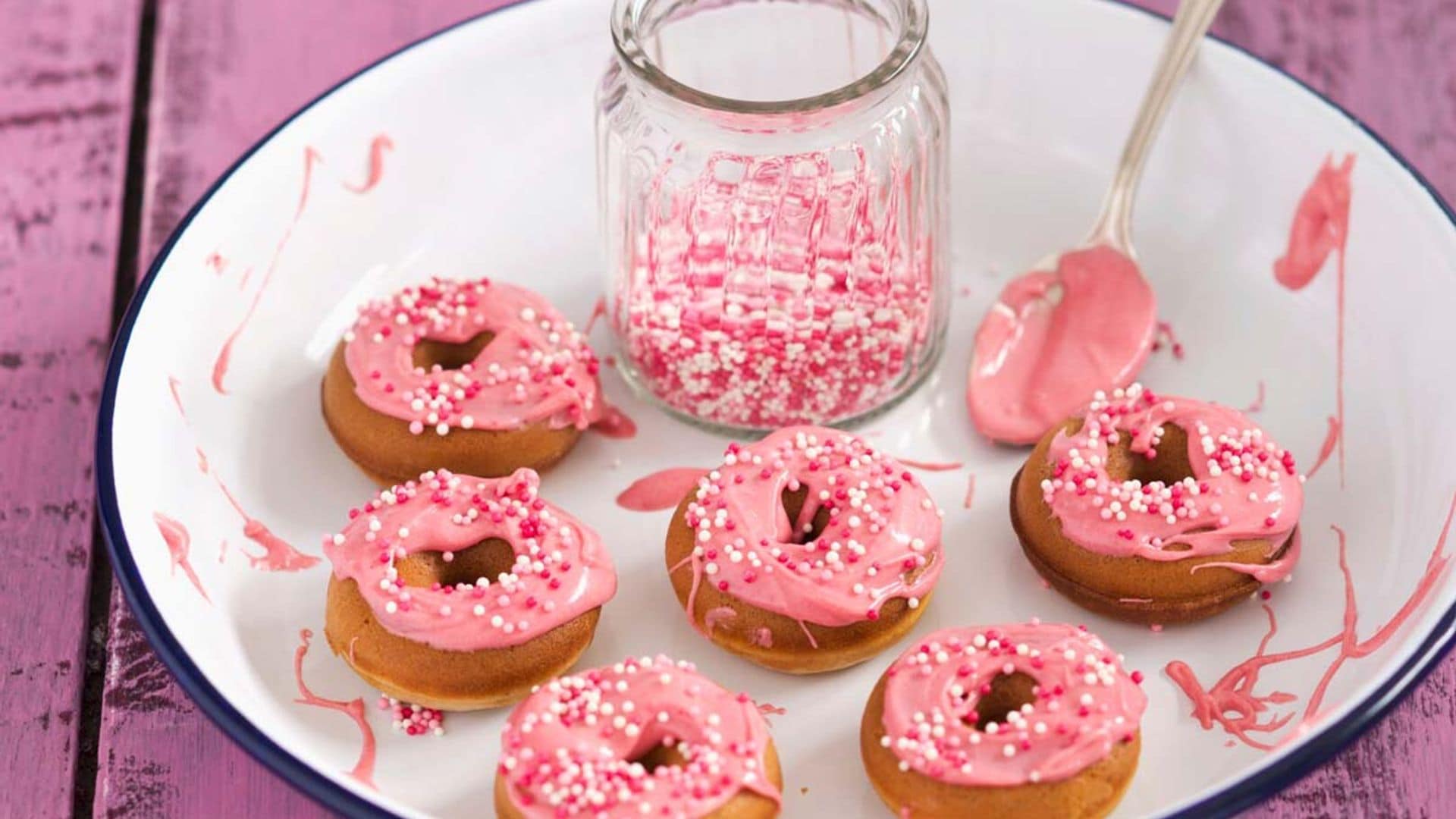 Mini dónuts con glaseado de chocolate rosa