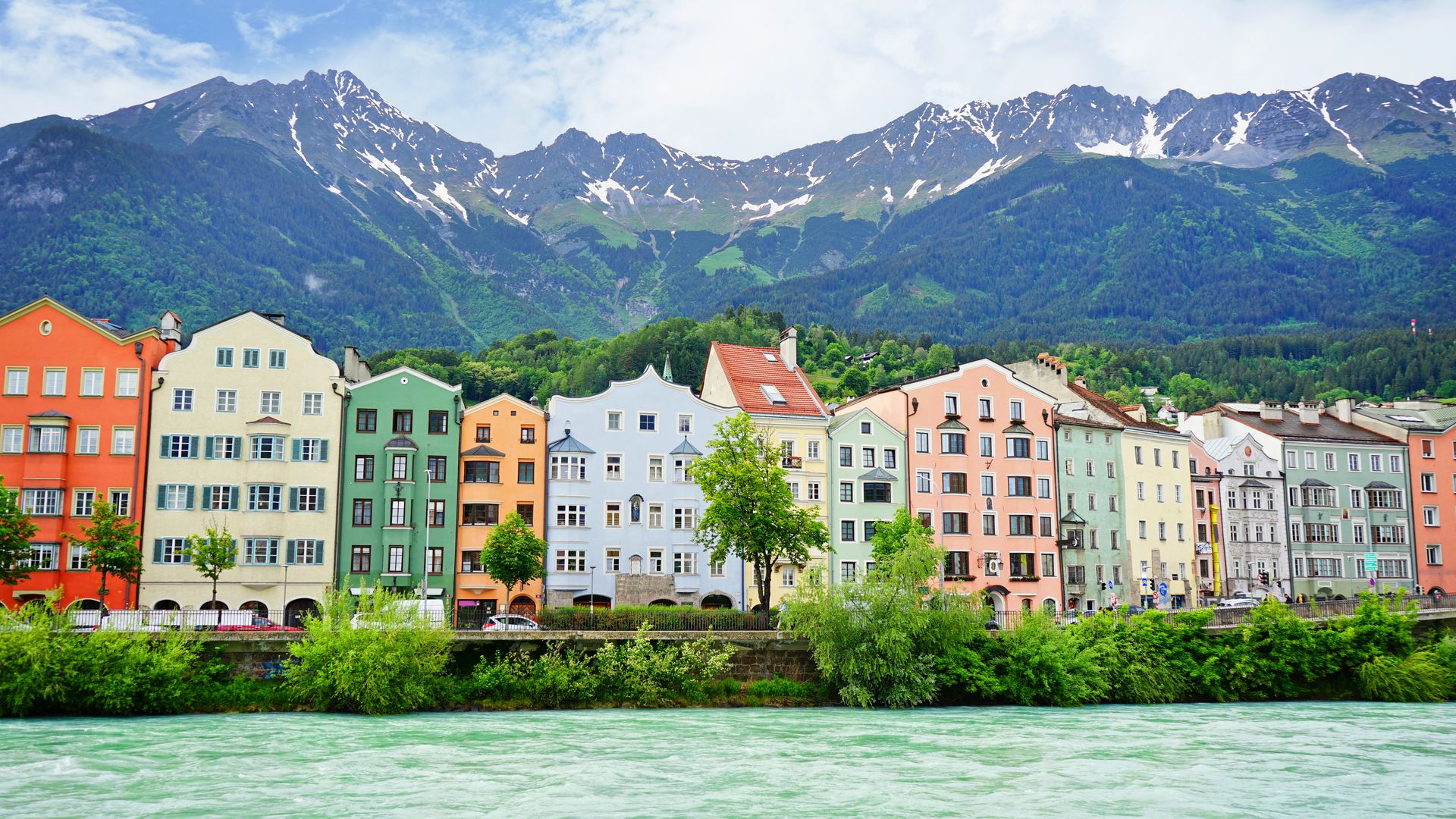 Casas de colores a orillas del río Inn, Innsbruck, Austria
