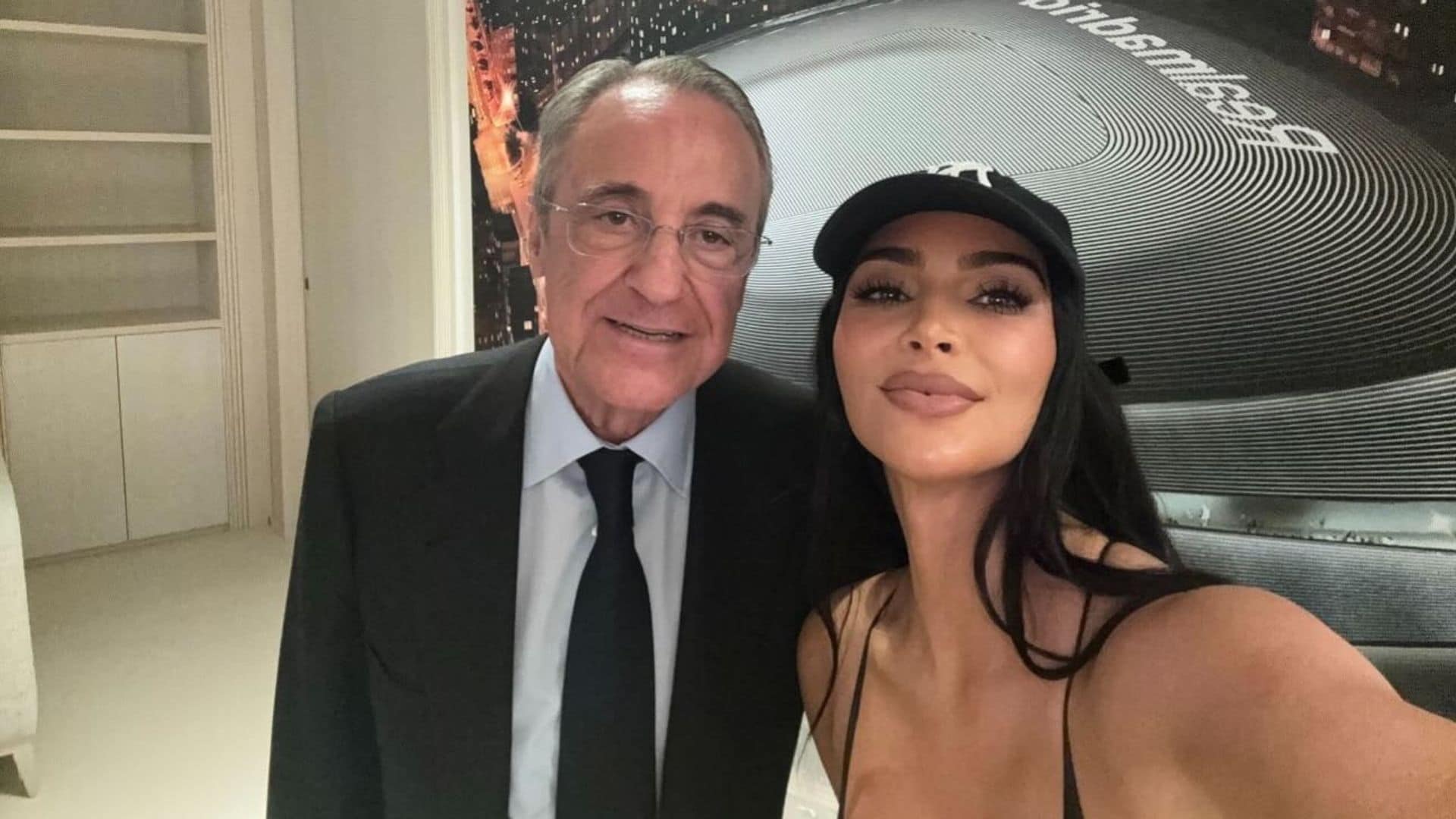 Kim Kardashian asistió en el Santiago Bernabéu al partido de Liga que disputaron el Real Madrid y el Real Valladolid. Al término del encuentro, la empresaria e influencer estadounidense se fotografió junto al presidente Florentino Pérez