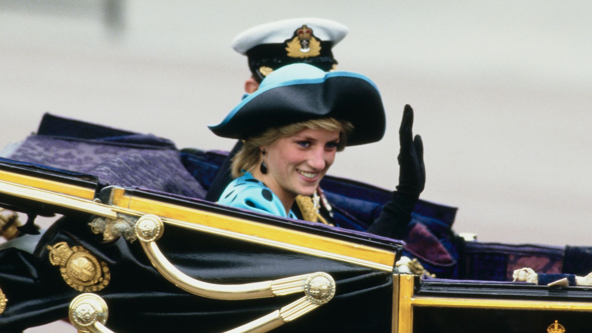 Hace 40 años Lady Di fue la invitada perfecta a la boda de Sarah Ferguson y el príncipe Andrés con un moderno vestido de lunares