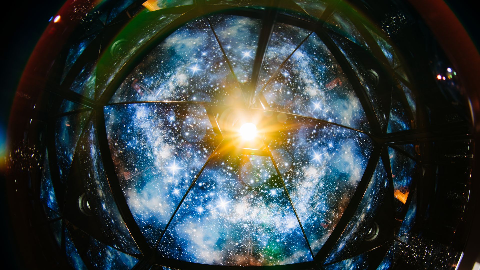 Horóscopo y eclipse solar: el ritual del papel y el fuego que propone la astróloga Ana Lorente "para sentirte un poco ave fénix"