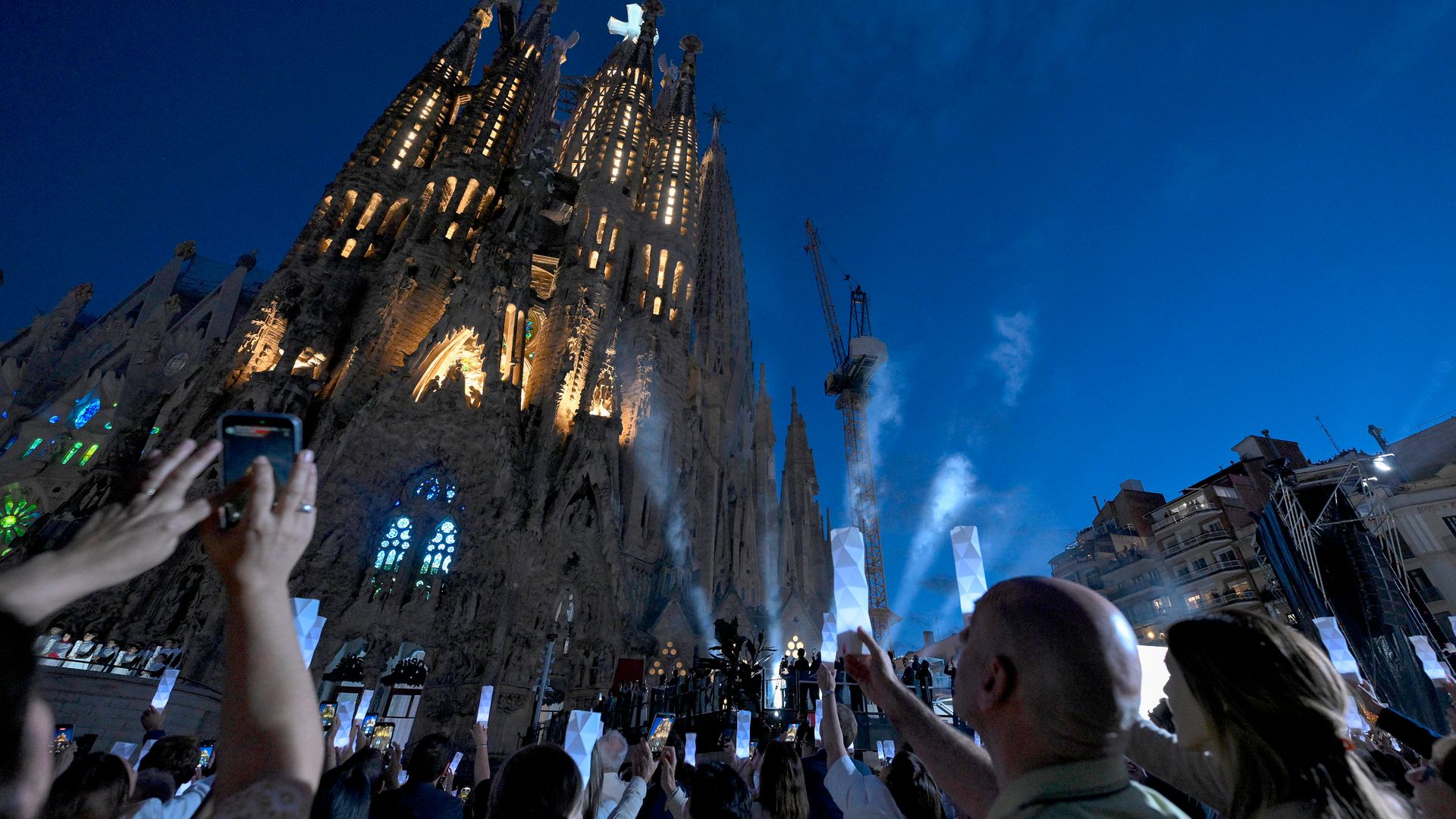 Las imágenes más espectaculares de la histórica inauguración de la torre de Jesucristo en la Sagrada Familia
