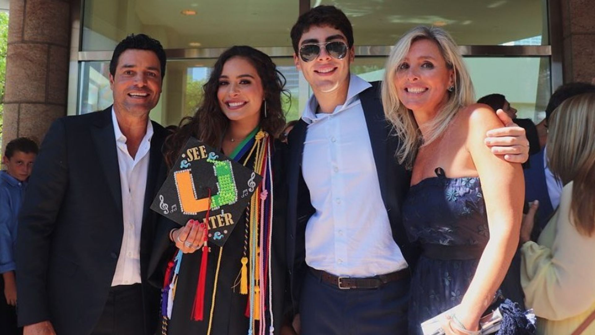 Chayanne asiste a la graduación de Isadora Figueroa, su hija menor