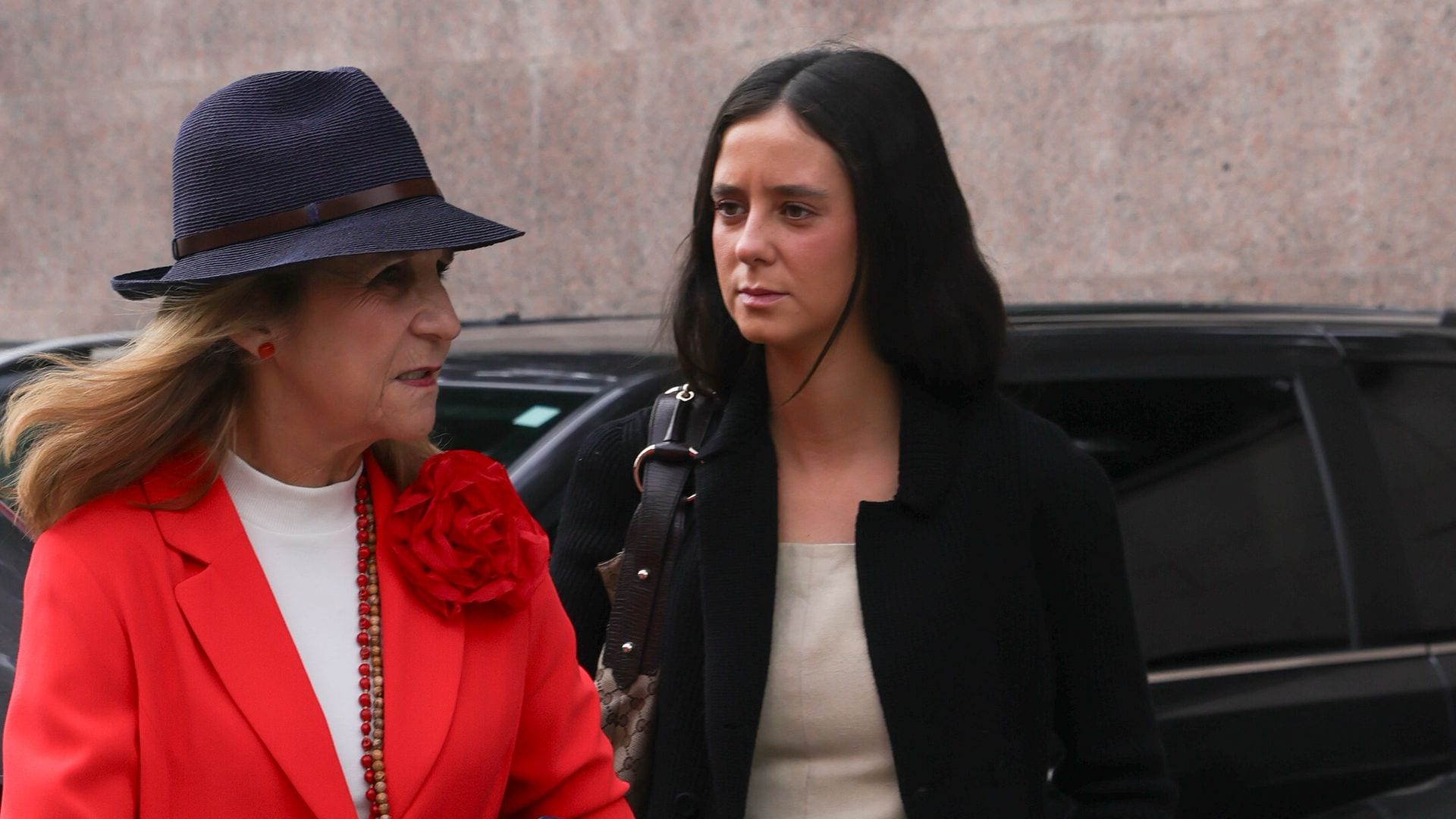 El top de lino que Victoria Federica combina con traje en Las Ventas y con falda en la boda de su prima