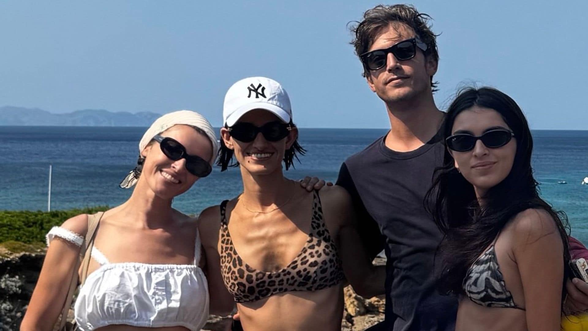 Blanca Romero y Lucía Rivera, madre e hija con looks coordinados en sus vacaciones en Mallorca