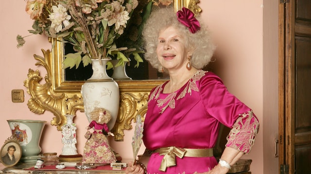 Plano entero de la duquesa de Alba posando con vestido fucsia con bordados dorados