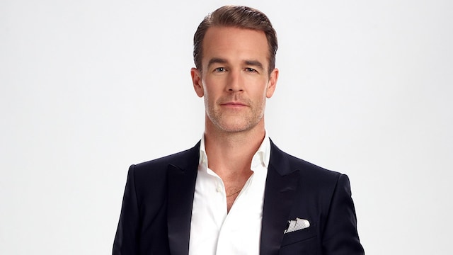 Plano entero de James Van Der Beek con traje negro