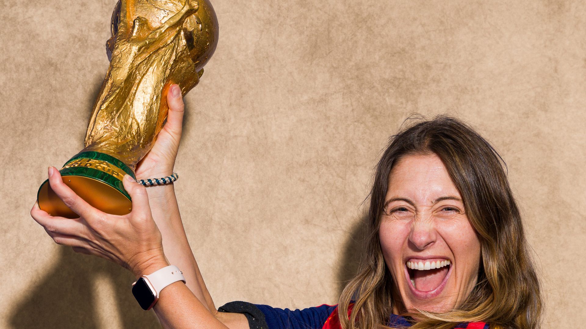 Toscana Viar, nutricionista de la Selección Española de Fútbol con el trofeo del Mundial de 2026 después de la final contra Argentina en el New Jersey Stadium de Nueva York.
