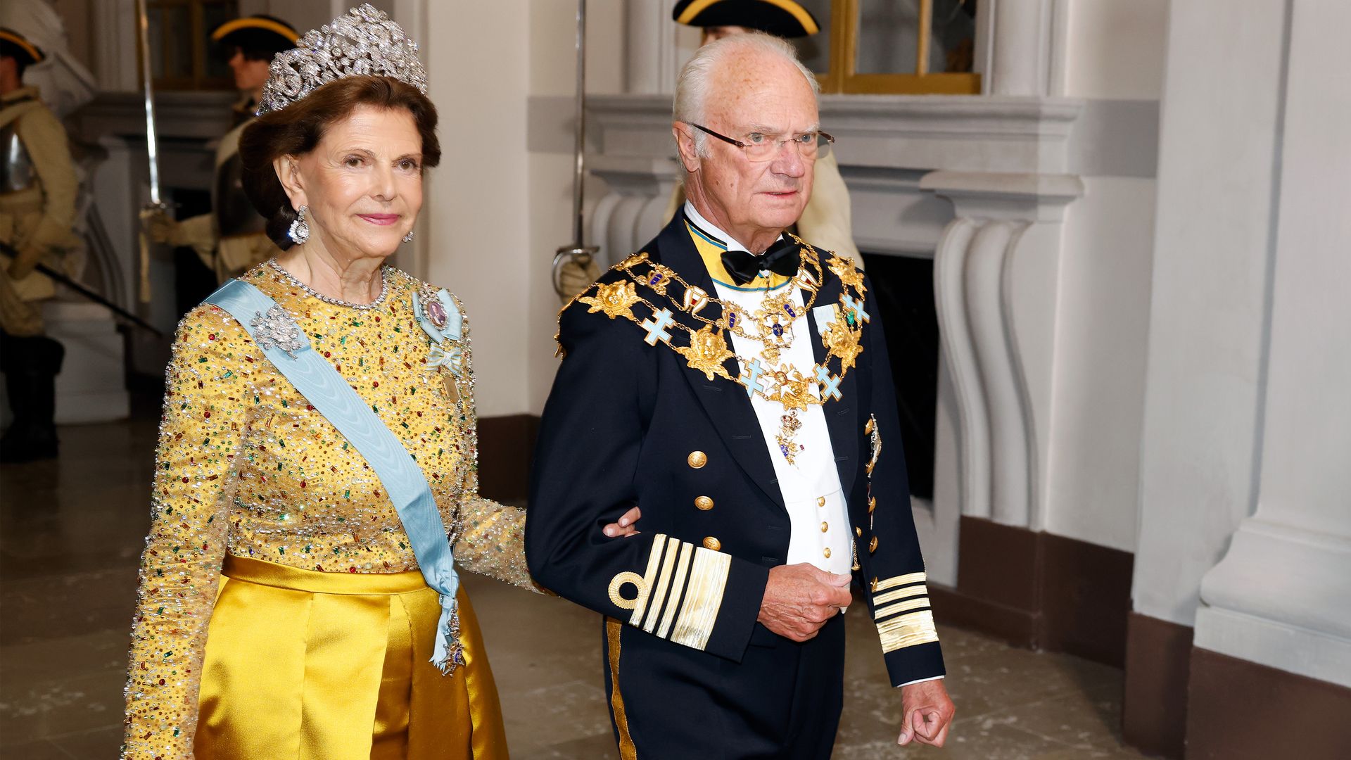 El rey Carlos Gustavo recibe un regalo histórico de más de 300 años con la princesa Victoria como testigo