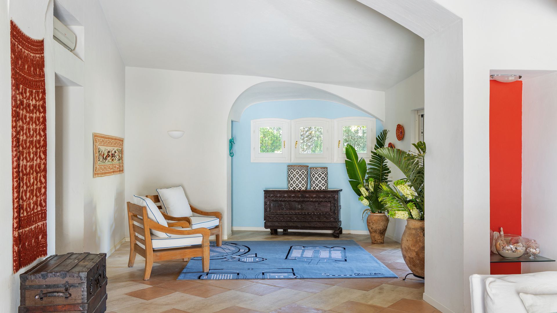 LA EMPRESARIA ELISA GIORDANO NOS DESCUBRE SU VILLA EN CERDEÑA, CON JARDÍN HASTA EL MAR Y PLAYA PRIVADA