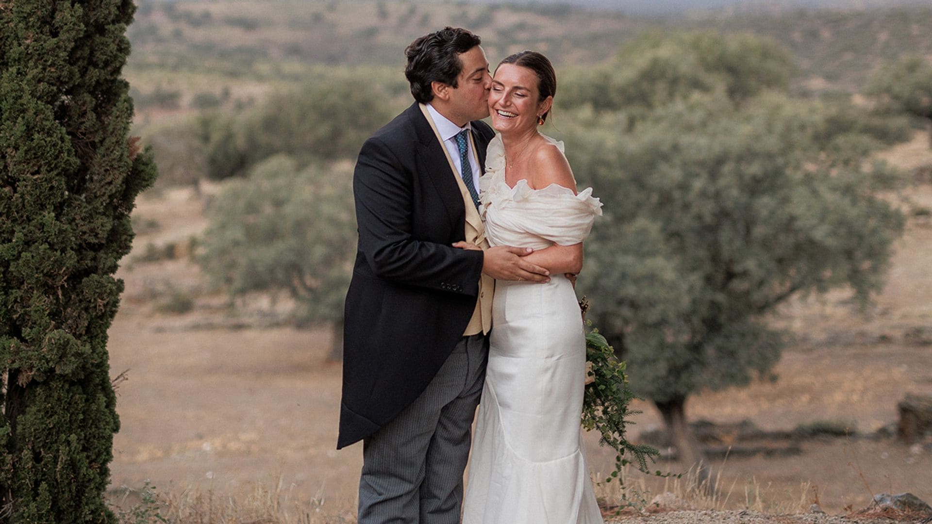 La historia del vestido de novia de Lourdes con original escote y cola asimétrica para su boda en Trujillo