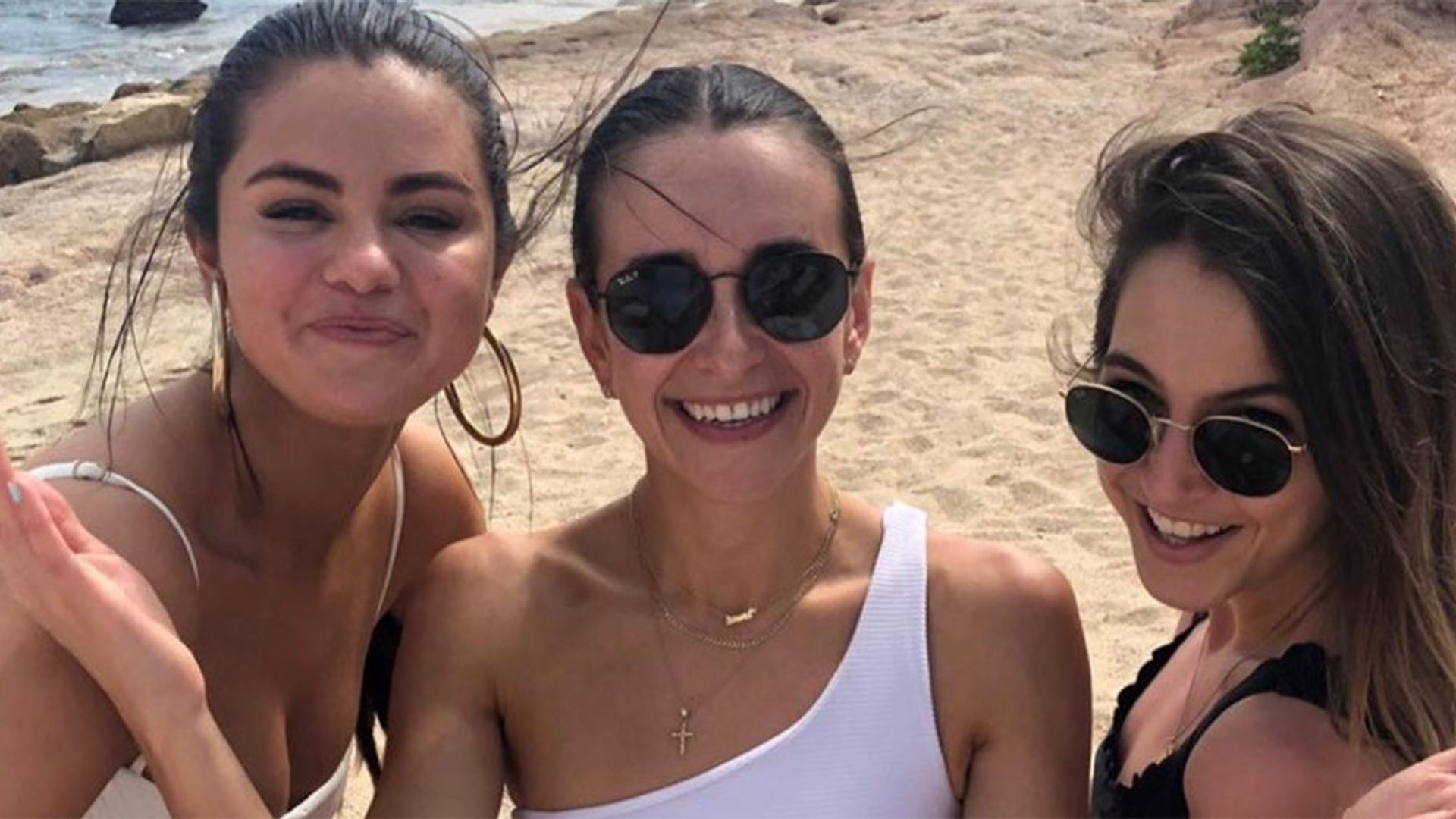 Selena Gomez y sus amigas celebraron una despedida de soltera ¡en bikini!
