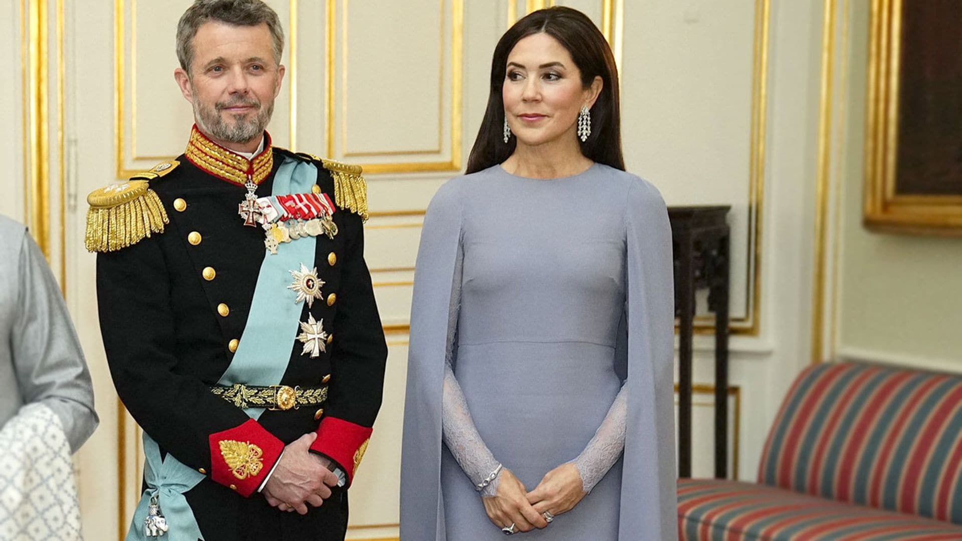 Con un sencillo truco, Mary transforma su vestido con capa que fascinó en Japón