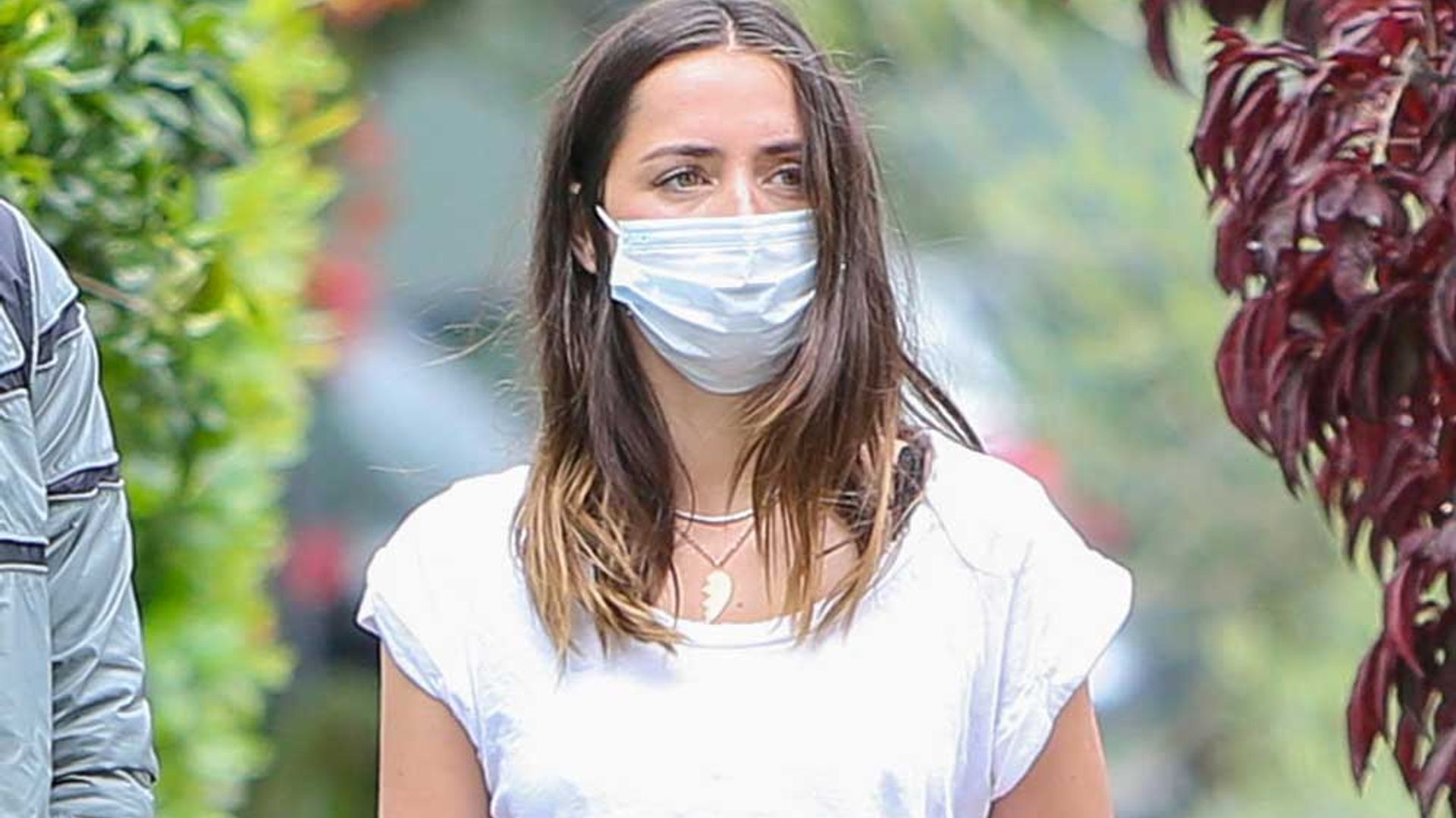 Camiseta blanca y pantalones chinos, el último acierto estilístico de Ana de Armas