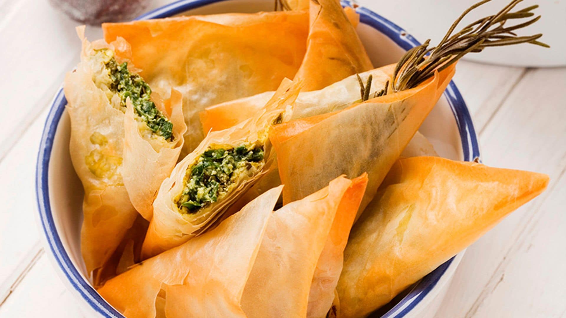 Samosas griegas de queso feta con higos, espinacas y almendras