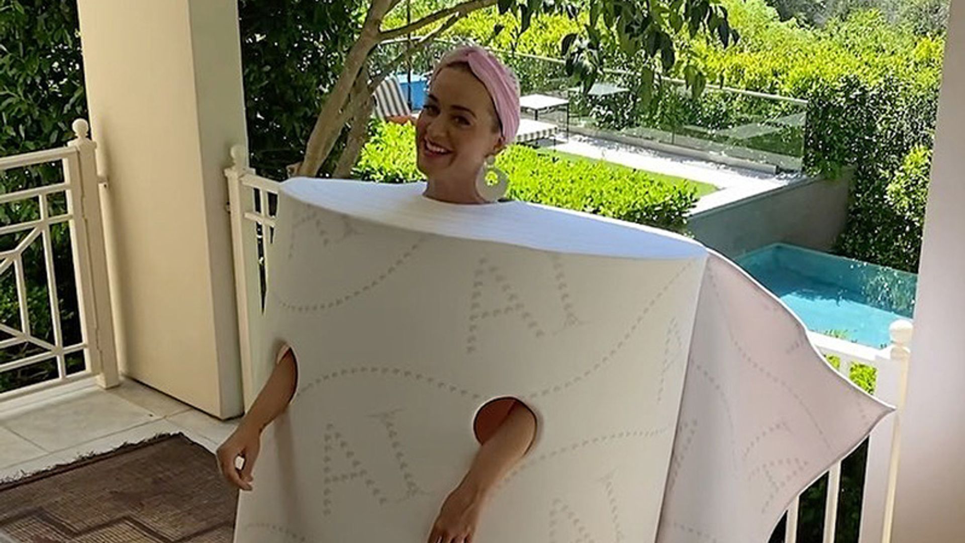Katy Perry se disfraza de los protagonistas de esta cuarentena