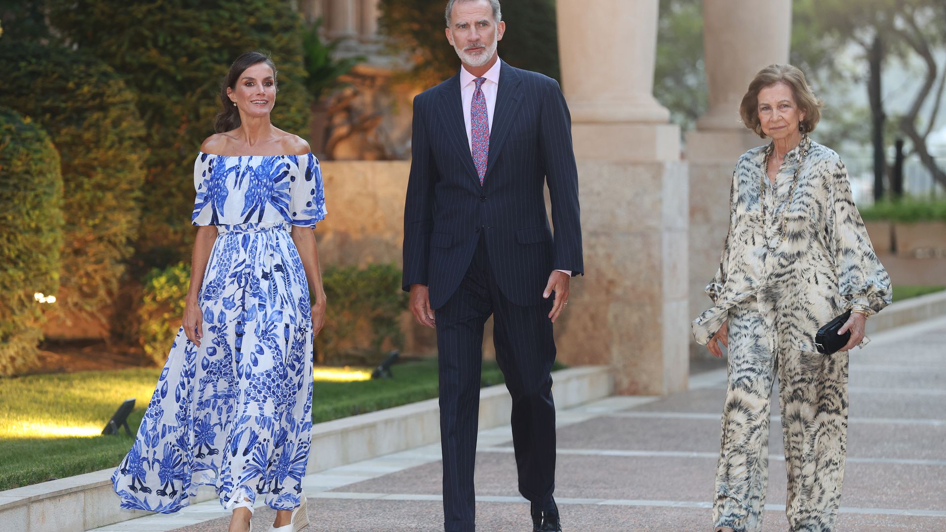 Los reyes Felipe y Letizia con doña Sofía en la tradicional recepción con la sociedad balear en el Palacio de Marivent