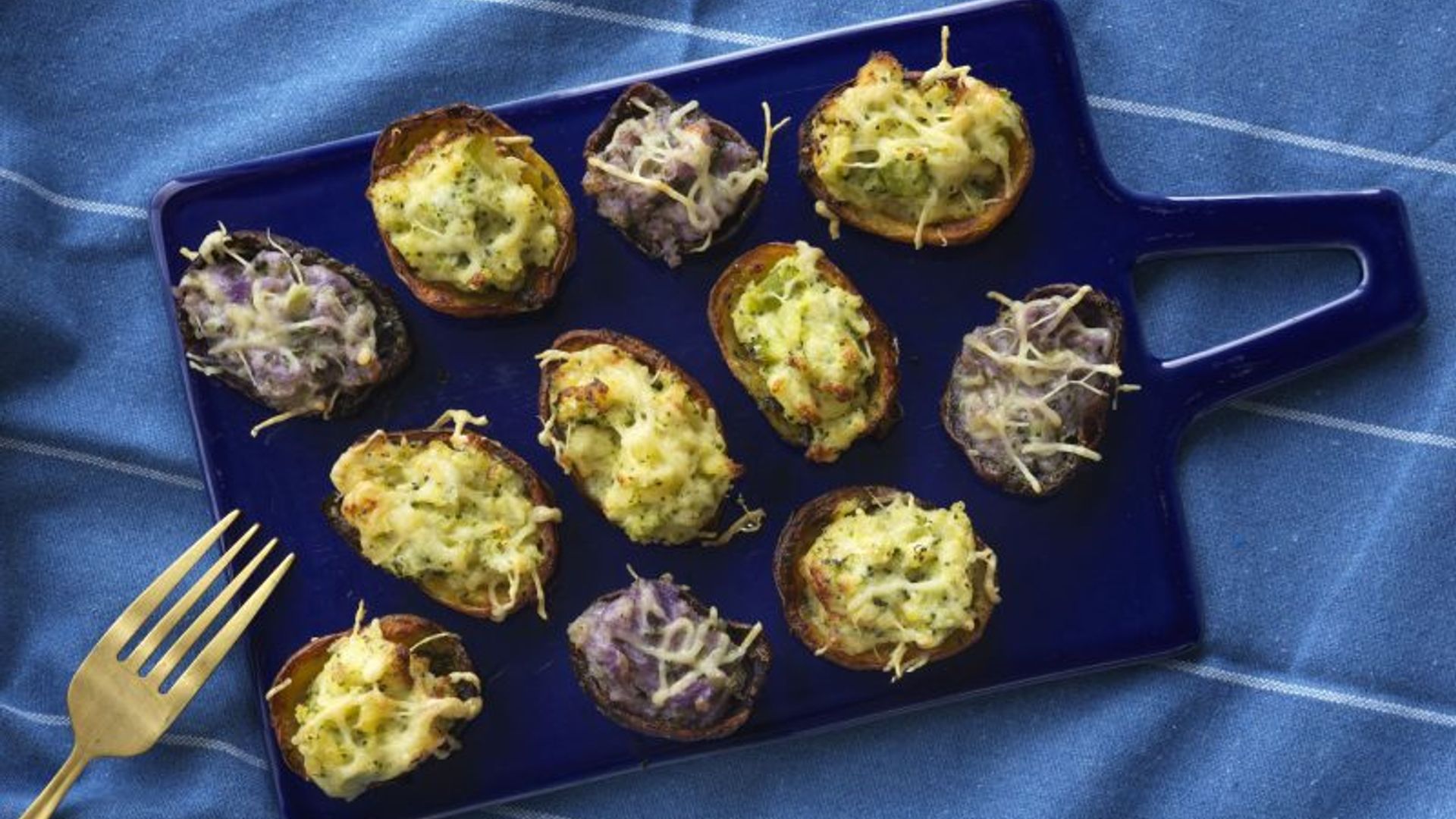 Piel de patatas rellenas y asadas