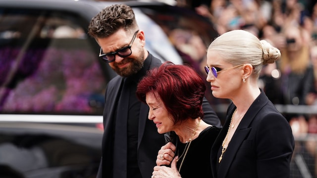 Sharon Osbourne reaparece y rompe en llanto en el cortejo fúnebre de Ozzy Osbourne 