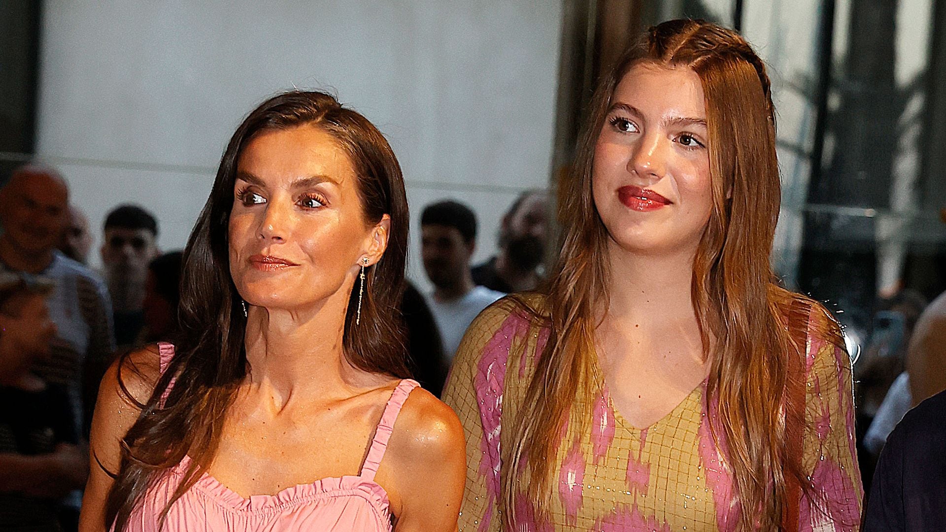 El nuevo look de la reina Letizia: vestido rosa con efecto corsé y espardenyas con sello ibicenco