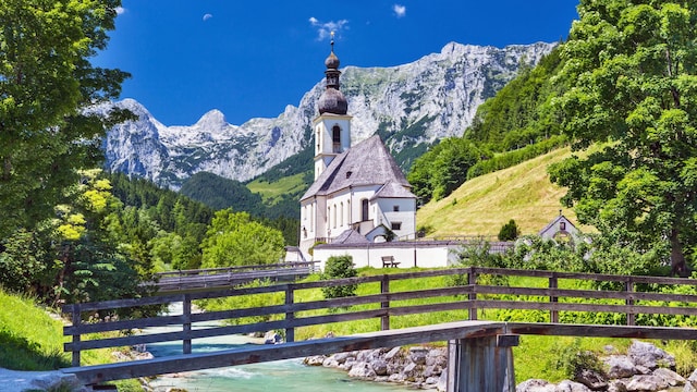 Iglesia parroquial de San Sebastián en el pueblo de Ramsau, Parque Nacional Berchtesgadener Land, Alta Baviera, Alemania