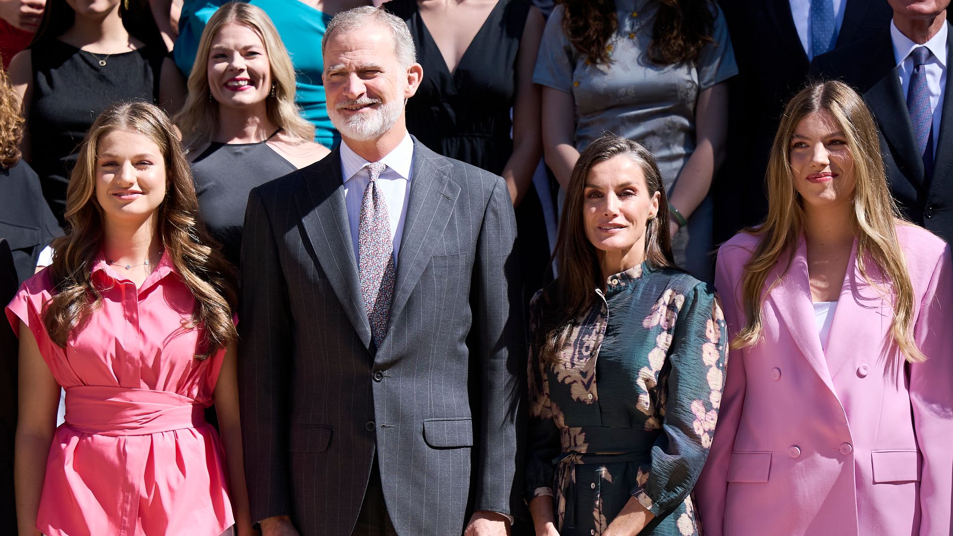 La princesa Leonor estrena una blusa 'cintura de avispa' y la infanta Sofía un traje de Mango en su aparición por sorpresa en Zarzuela