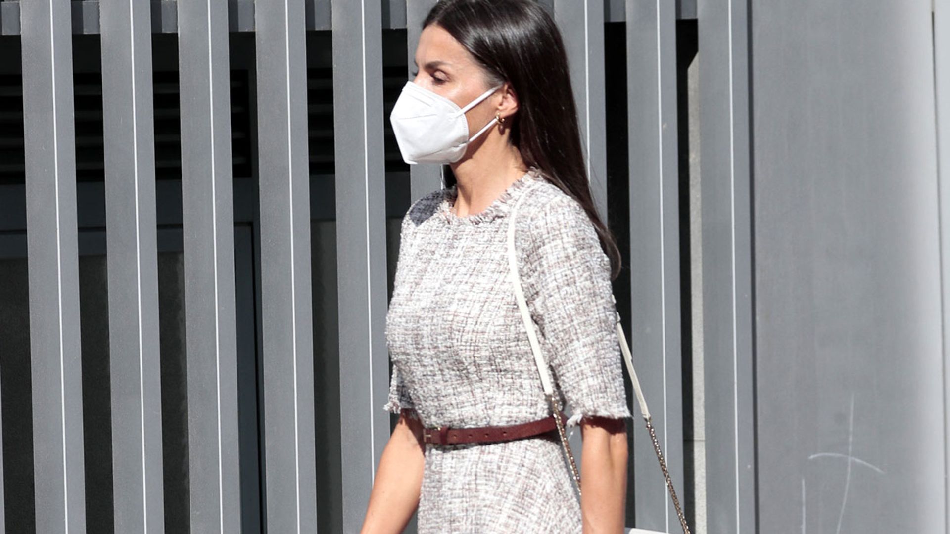 La Reina desafía al verano con vestido de 'tweed' y alpargatas de cuero