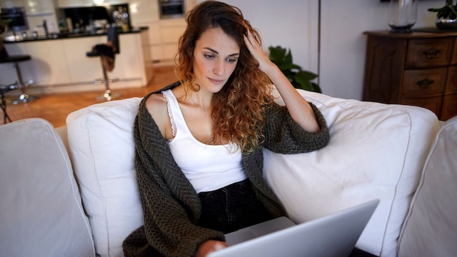 Mujer leyendo ordenador
