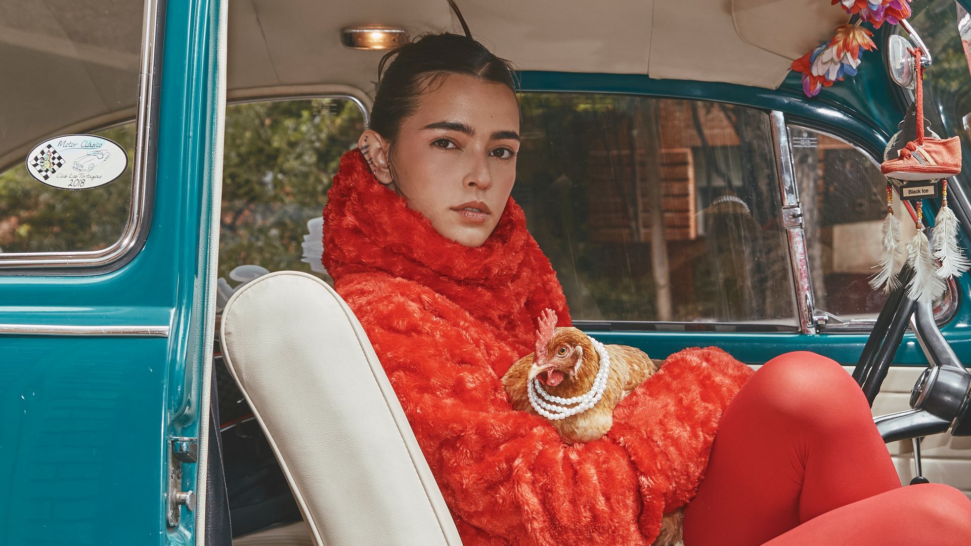 Lucy Vives nos adentra en su mundo lleno de arte a través de 'Mascacielo', entre recuerdos y diversión