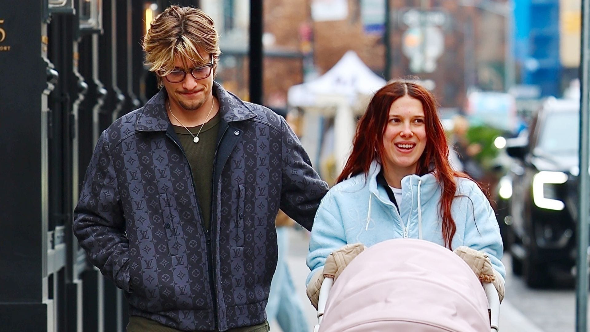 Millie Bobby Brown y su esposo Jake Bongiovi fueron vistos paseando con su bebé en West Village.